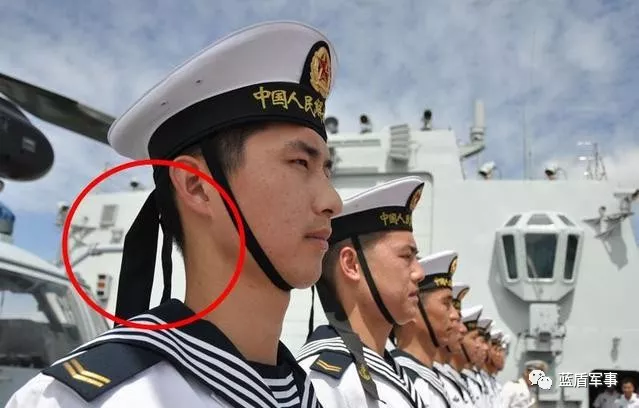 解读:海军军帽上的"飘带"是干什么用的?和他有关!