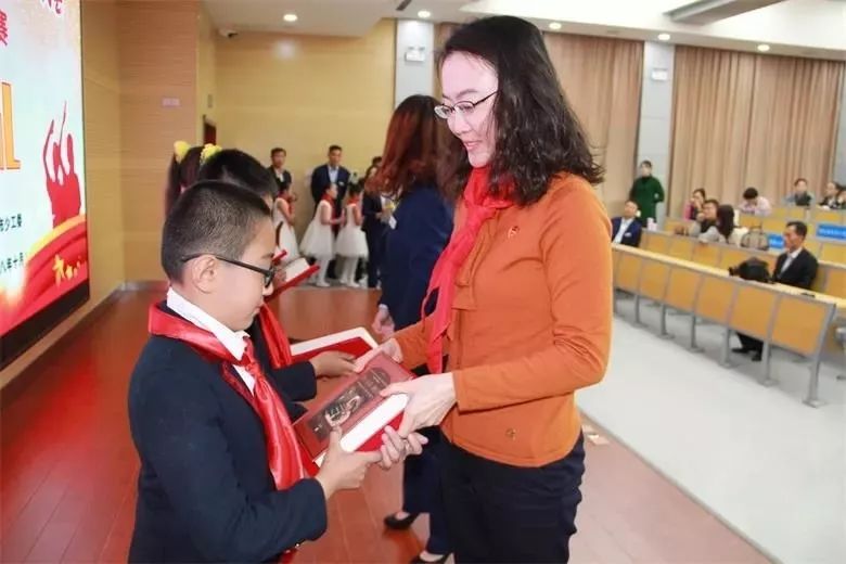 好队员—你好,少代会"济宁市少先队献词大赛在济宁乔羽小学隆重举行