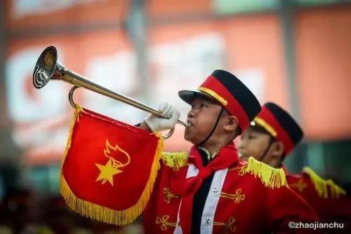 2018年10月13日上午,高明区第一中学附属小学鼓号仪仗队参加了在高明