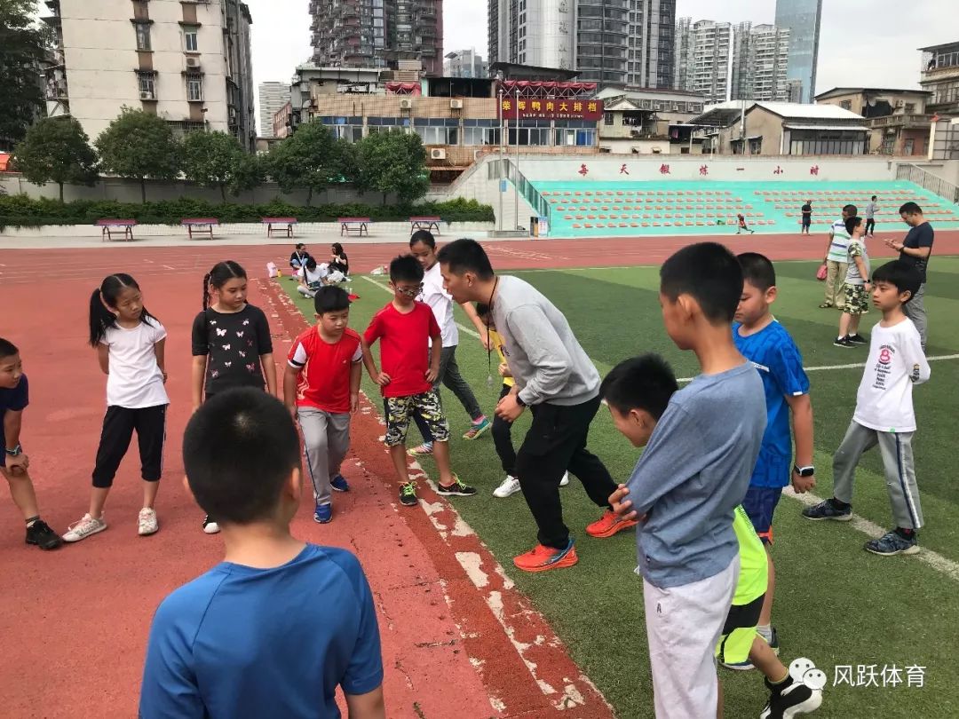 站立式起跑动作要领:两脚前后开立,较有力的腿放在前面,两腿屈膝,上