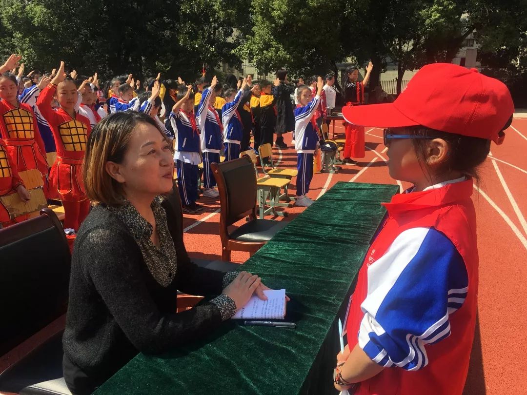 校园风采长沙市小杜鹃艺术实验学校建队日一小小少先队员我看好你们哦