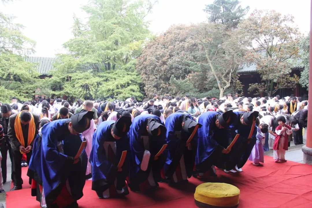 全场向孔子行鞠躬礼值得一提的是,在济协乡"孔村"的春季祭孔大典上