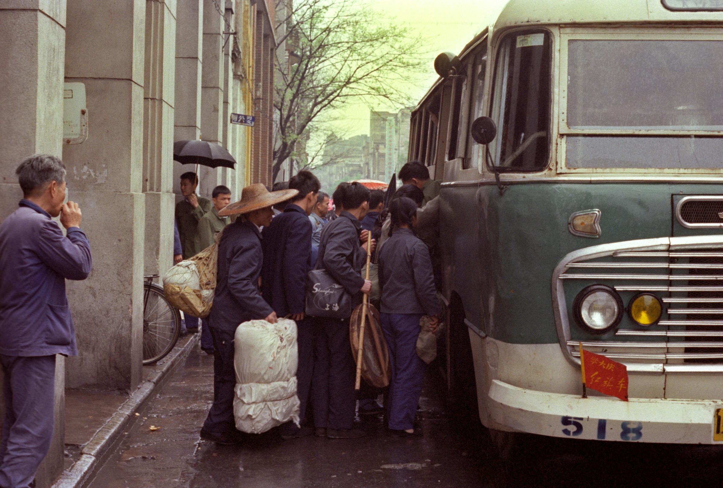 1978年的广州:图5是当年候车厅,图7是当年步行街