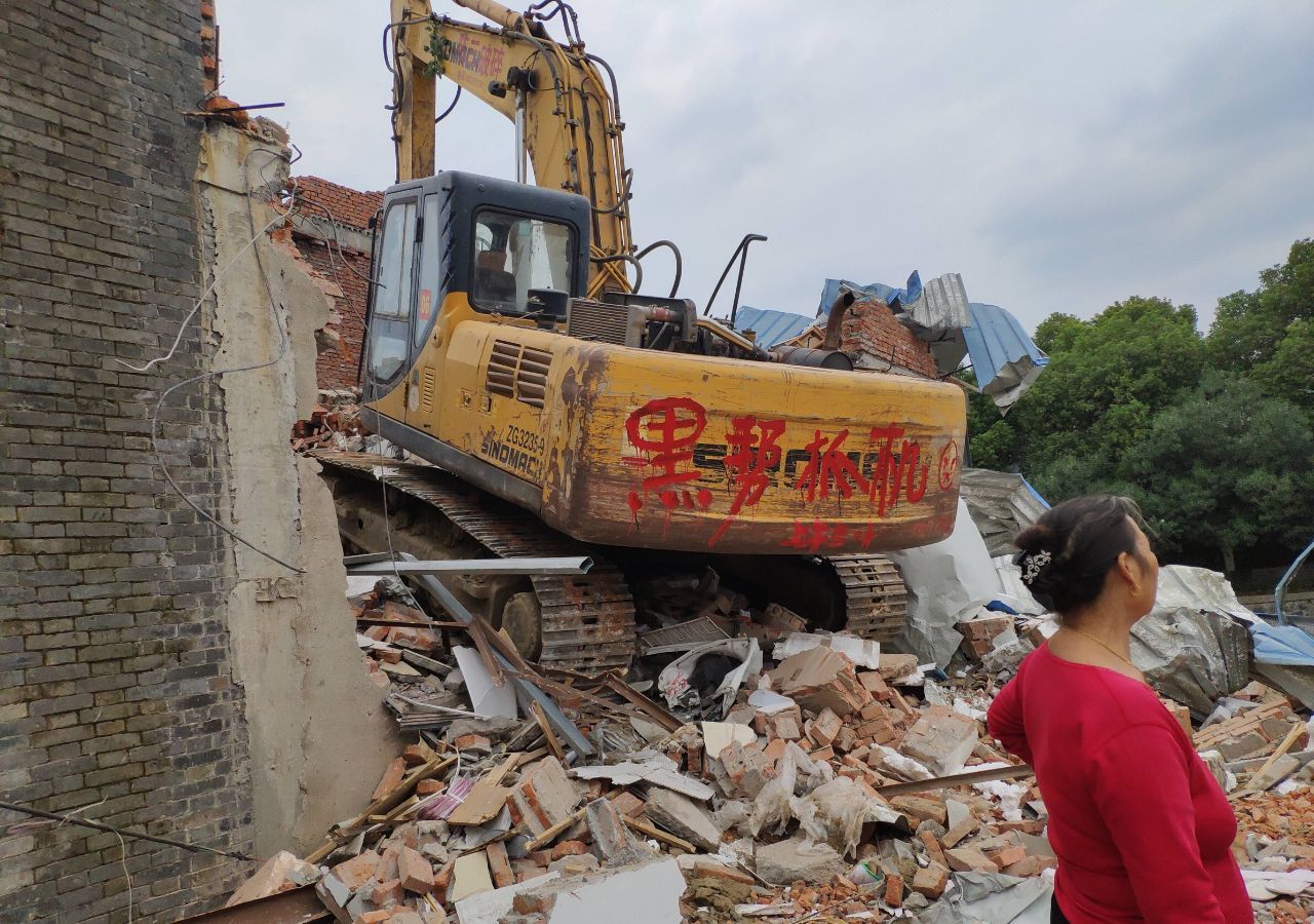 扬州杭集镇强拆酿1死9伤续：现场挖掘机被写上“黑帮抓机”字样