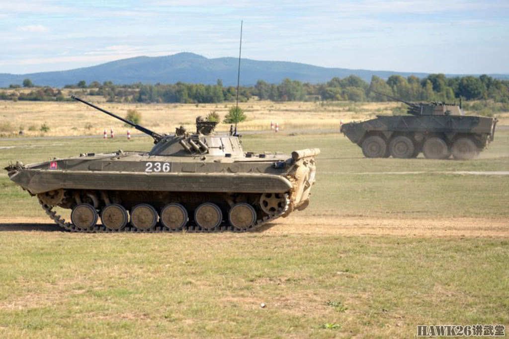 而与它并肩作战的是上世纪70年代研制的bmp-2步兵战车.