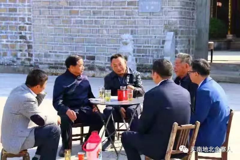 座谈会上,王和泉还向南溪镇原站长张行柱介绍了他依革命旧址为素材的