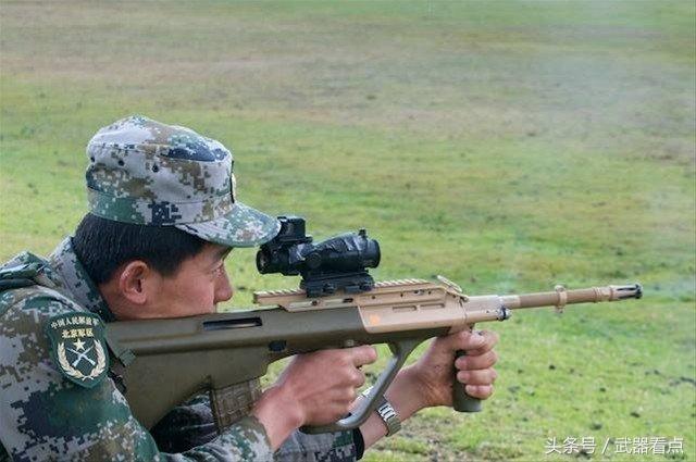 军事丨国内武警在武器交流上试射的,澳洲f88的改进型步枪