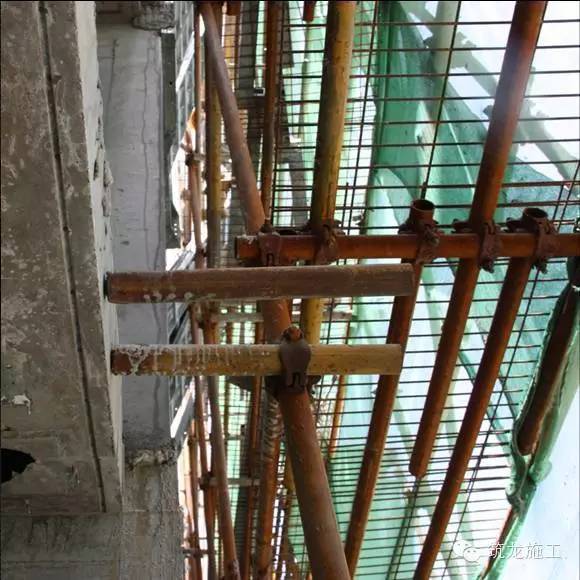 脚手架连墙件采用预埋螺栓,钢管内制作套丝进行对接