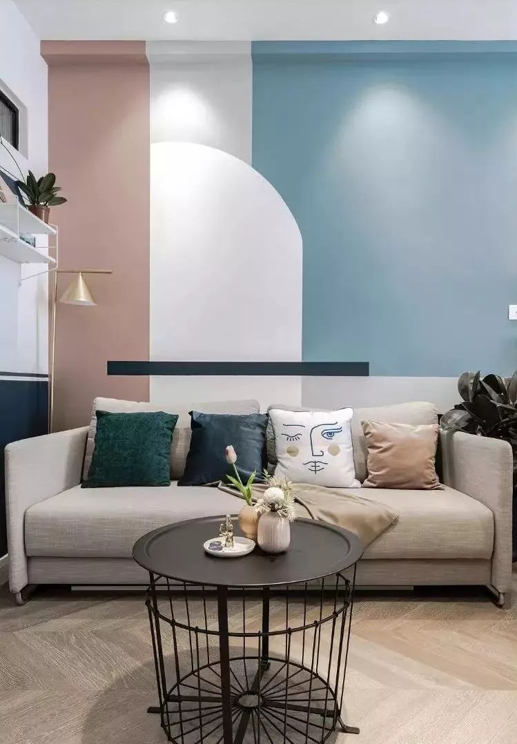 孟菲斯风格的沙发背景墙,配色十分清新,颜色与色块的搭配也极具艺术感