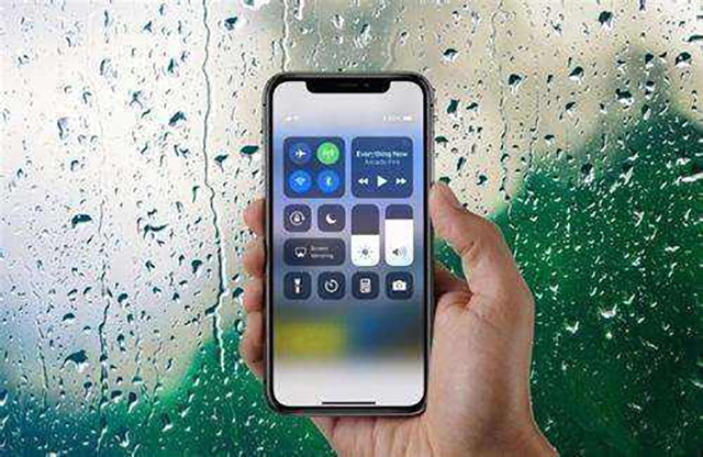 Iphone Xs是抗水但不是防水 苹果 任性测试不保修 Ip68