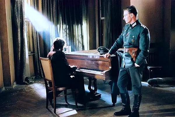 二战电影钢琴家一场生命的抗礼残酷的战争中的温情与感动
