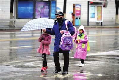 幼儿园放学,谁来接送孩子,其中能够看出很多问题!