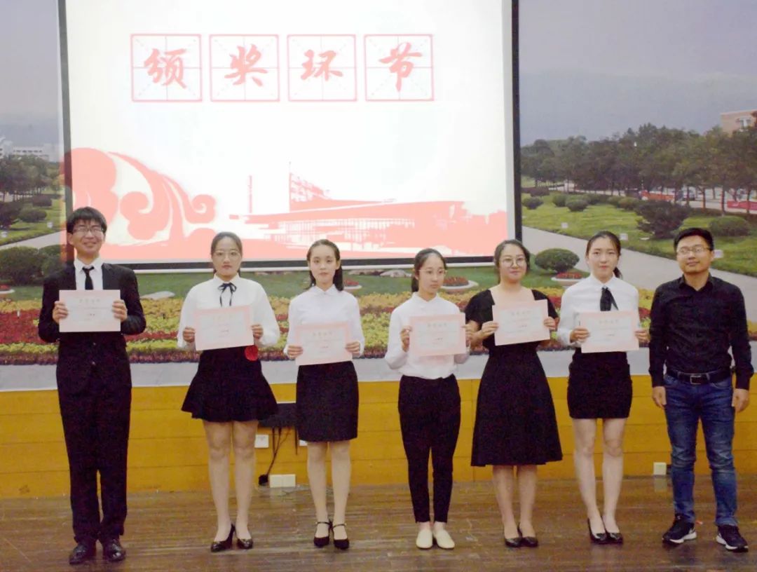 活力外院触时代脉搏展青春宏图外国语学院2018级新生演讲赛圆满落幕