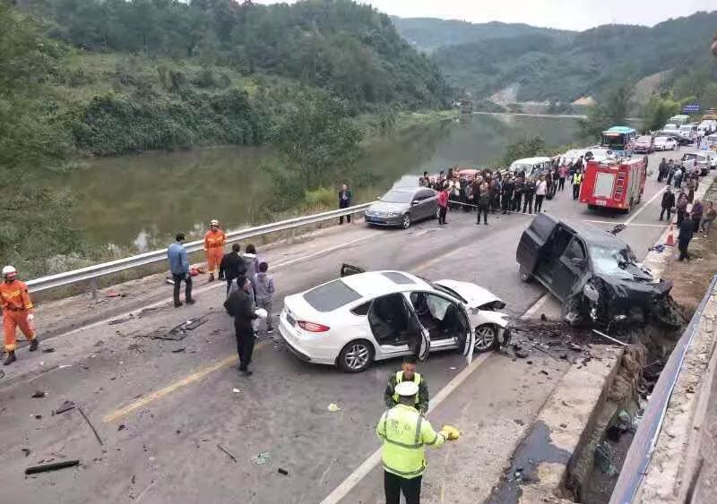 达州一天内接连发生两起重大车祸事故现场视频曝光