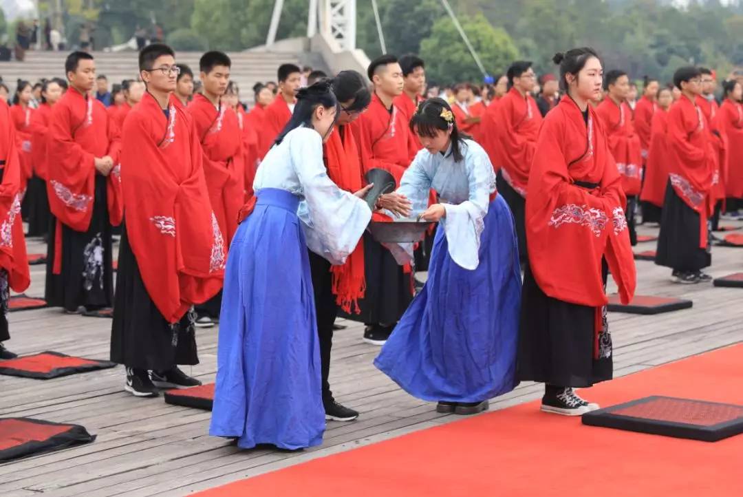 加,即分别换三套代表不同仪礼的服饰,男子冠礼三加的服饰分别为:玄端