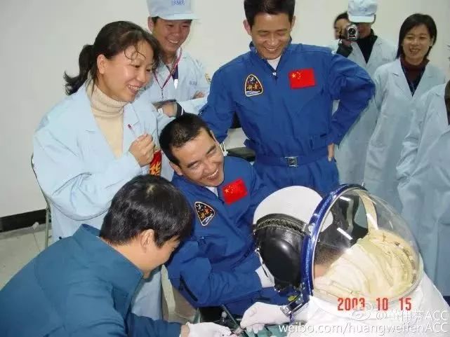 首飞航天员杨利伟及参加任务的两名航天员翟志刚,聂海胜在护送员的