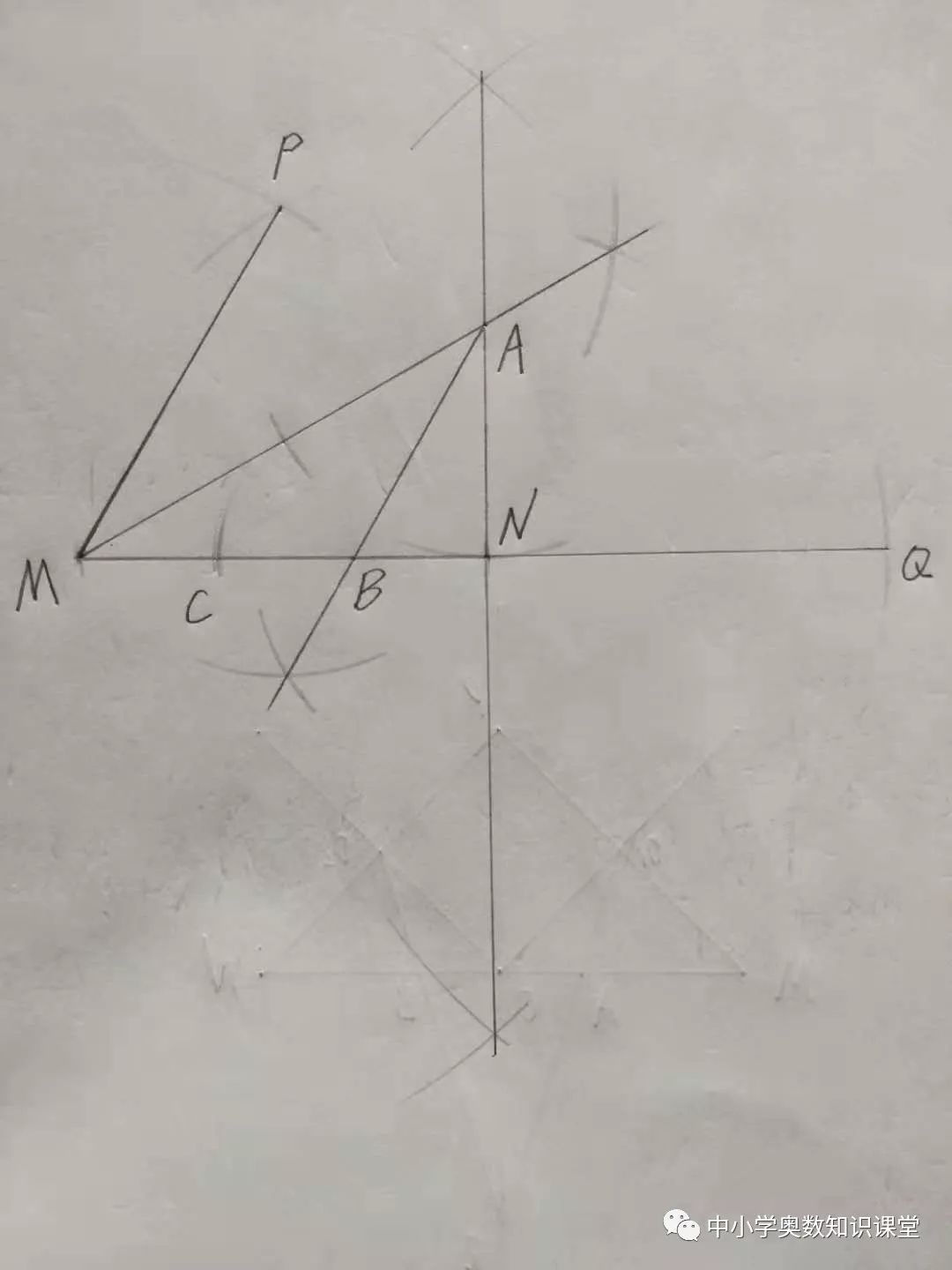 画弧,交于点p,点q;3,连接m,p,n,p,m,q及n,q;4,分别作及nq的中垂线