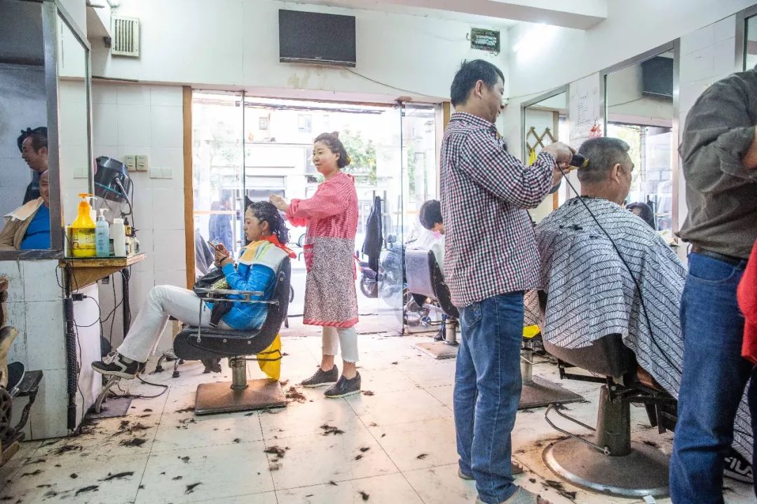 从洗头到理发再到造型,男顾客有的还需刮脸修面