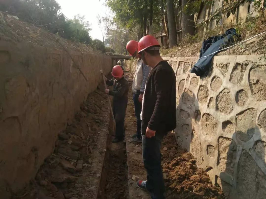 芝阳供水管网工程项目部人员现场查看明渠人工开挖管沟进度及涵洞内