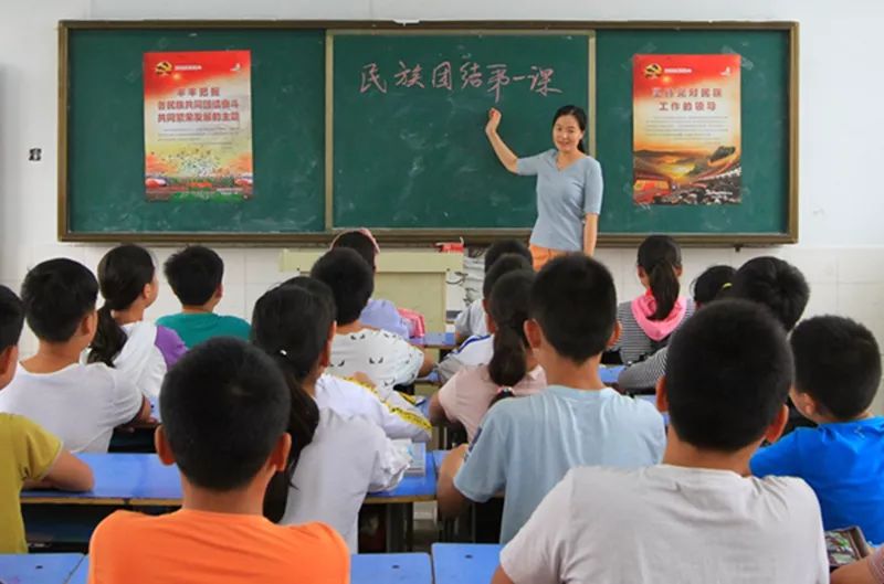 区民宗局工作人员以及学校教师为同学们上了"民族团结第一课"