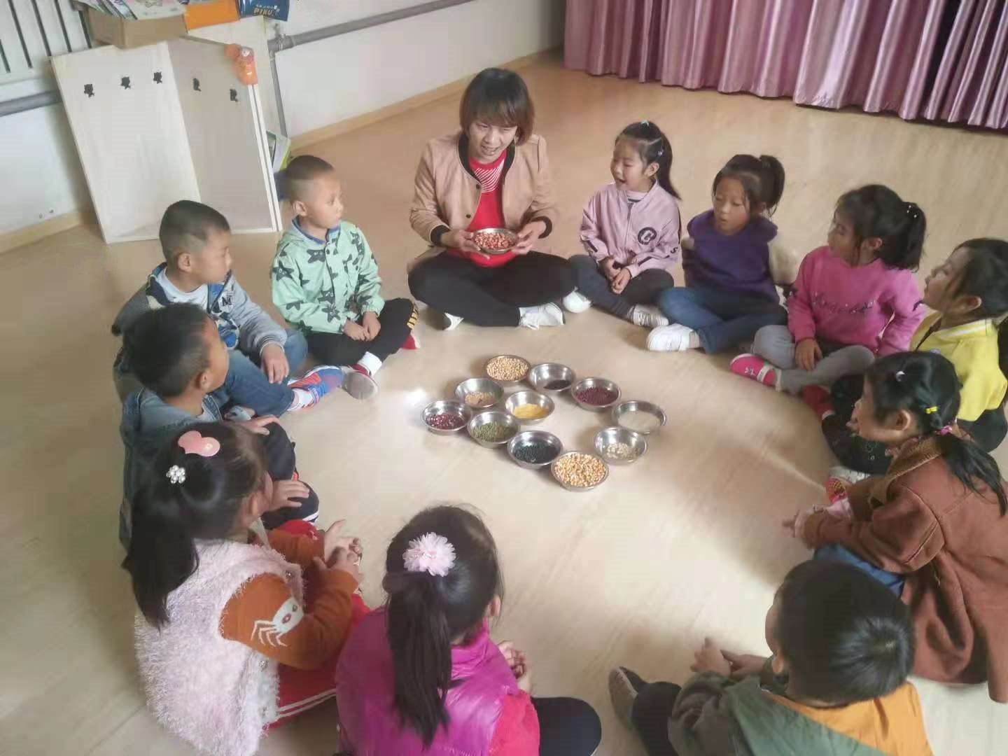 世界粮食日方欣幼儿园举办“珍惜粮食,从我做起”的学习活动。