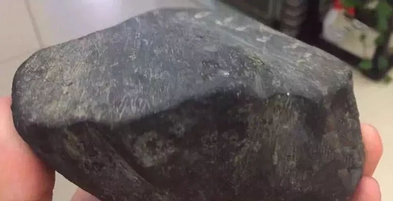缅甸黑皮翡翠原石：黑皮老壳翡翠原石，一刀切出三件精美挂件-第1张图片-趣盘玩