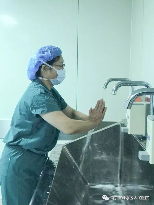 看,我们的手术室洗手多认真,多规范!