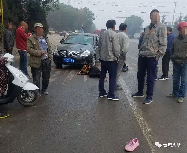 【随拍】西环附近发生车祸! 有人倒在地上.