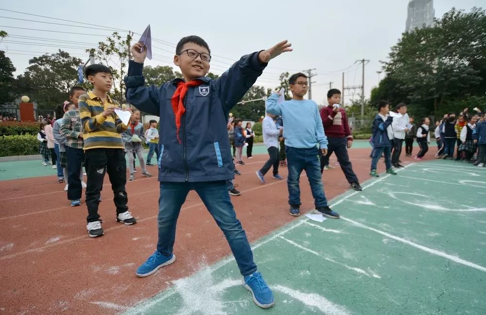 我们爱科学民主路小学三年级纸飞机科技比赛火热开赛