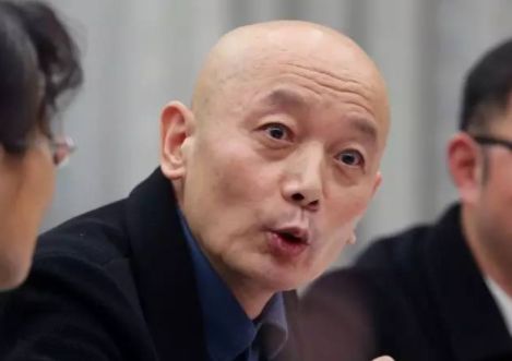 他曾和賈靜雯談戀愛，葛優是他的舅舅，出道多年如今40歲一直不火