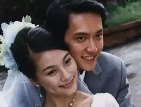 徐麒雯是冯绍峰的上戏小师妹,因为一起合作《崛起》而相识,相恋.