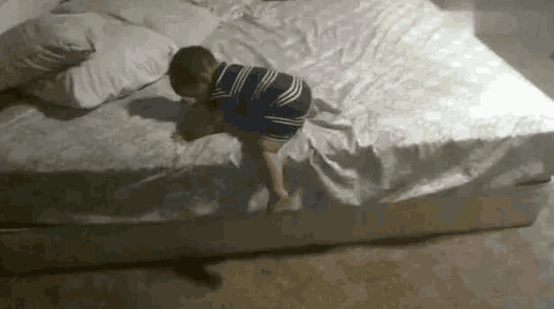 2歲寶寶床上醒來發現邊上沒人，透過監控器媽媽看到不可思議一幕 親子 第2張