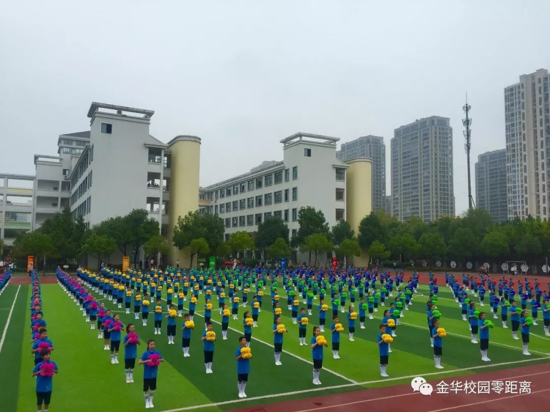 开幕式上,宾虹小学的师生们身着统一服装,展示了大课间素质操及全员