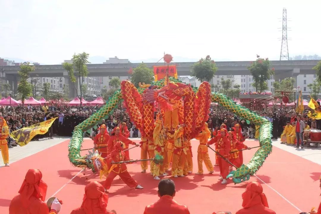 今年方岩庙会开幕式上,来自方岩镇象瑚里村的布龙,先盆村的九狮图,高