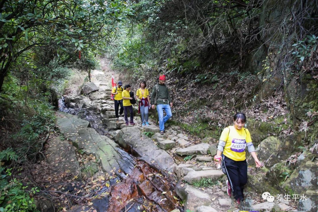 守护咱们的安全走过路过签个到这就是咱成绩单跋山涉水敢攀登挑战险峰