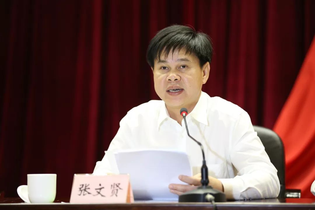 晋江市委副书记,市长张文贤作相关文件说明