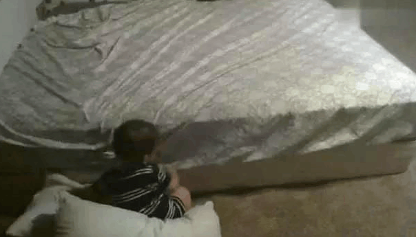 2歲寶寶床上醒來發現邊上沒人，透過監控器媽媽看到不可思議一幕 親子 第6張