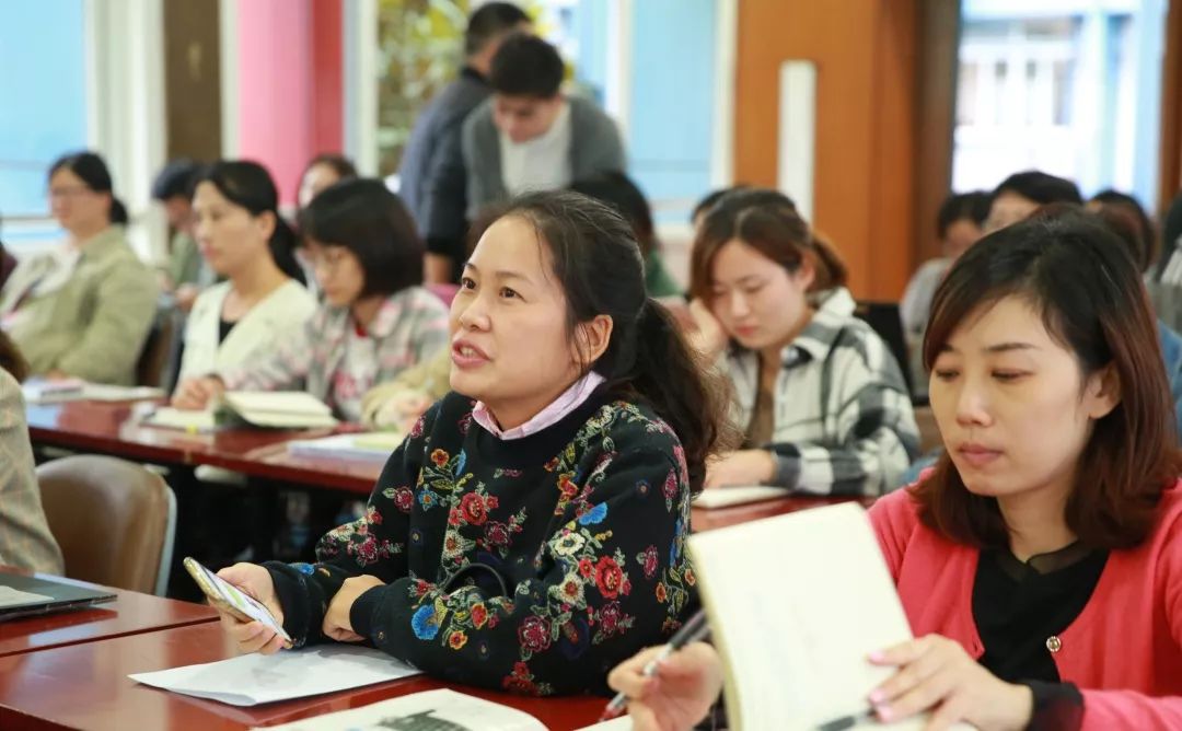 交流互动,共同探讨↓厦门市集美区曾营小学叶秀萍校长分享了自己的