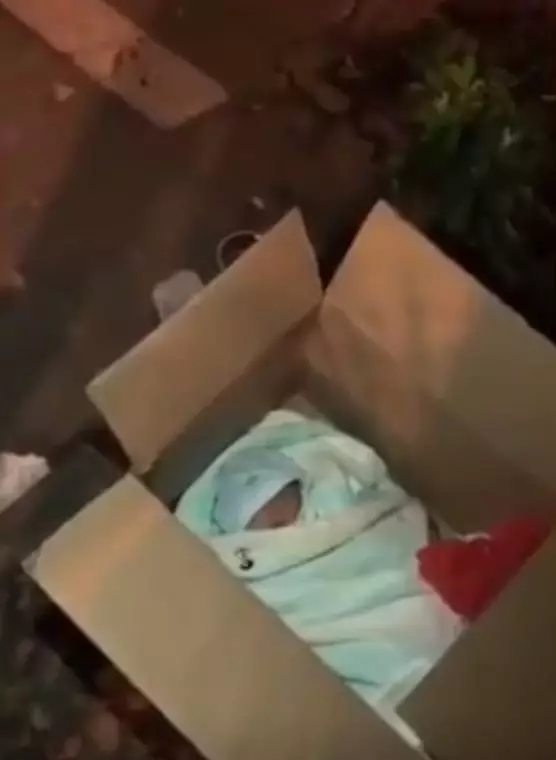 冷雨夜!一名出生仅一个月的女婴被遗弃在街头