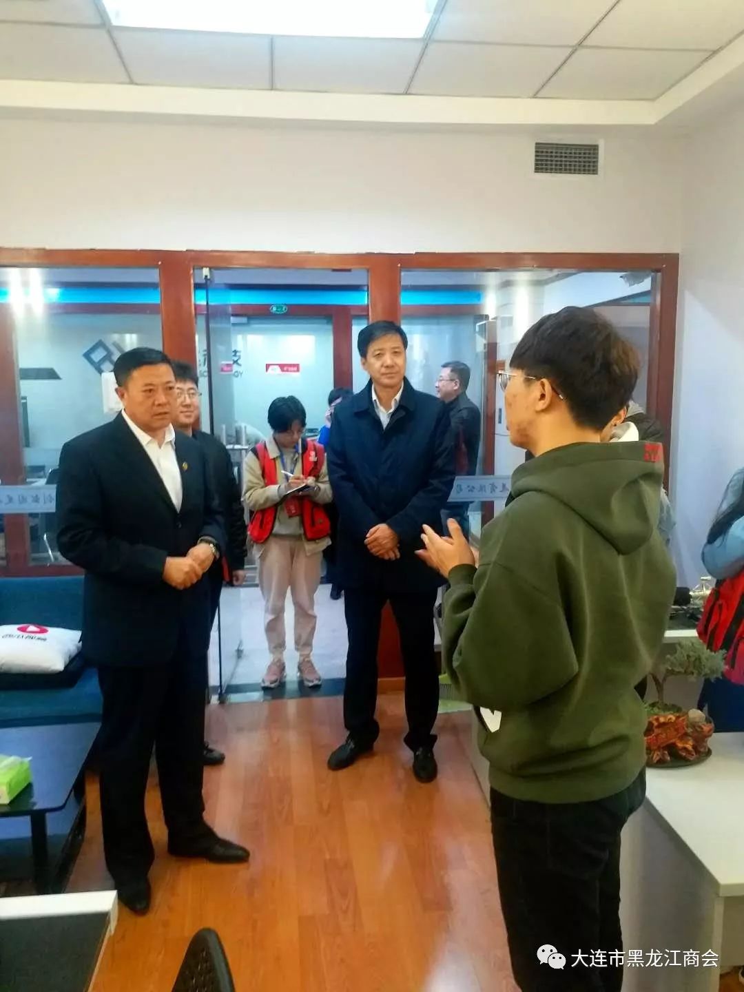 商会一行,得到了黑龙江大学党委副书记,校长付宏刚,党委副书记丁宏