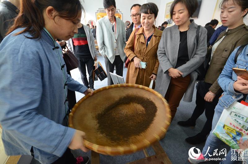 高清图樟树老药工展示中药炮制政策扶持让年轻人愿意传承非遗技艺