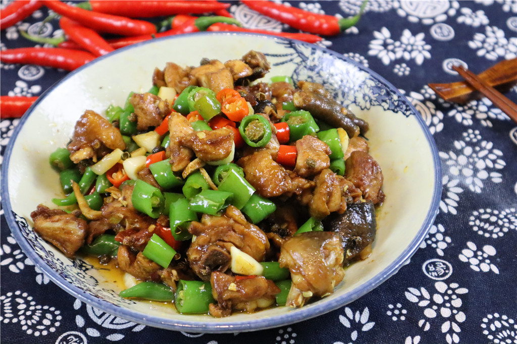 【双椒鸡丁 食材:鸡半只,或鸡腿3个,青红长辣椒各十个,青花椒一小把