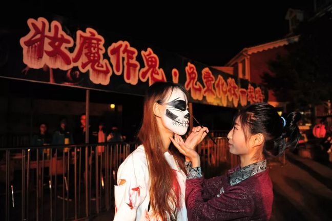 上海欢乐谷万圣节有一个 鬼故事 想把你安排进去