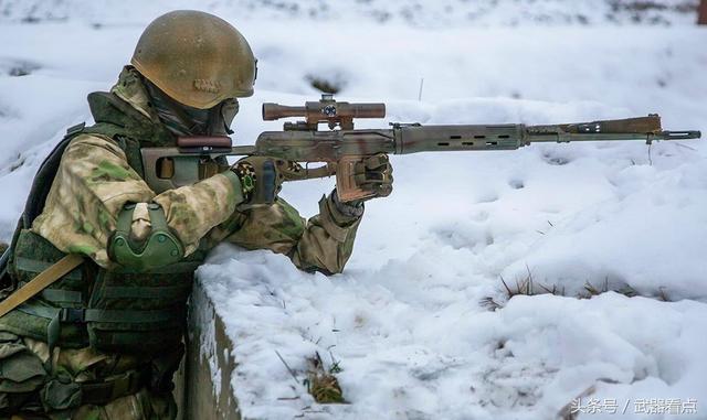 军事丨近日俄罗斯狙击手,在冰天雪地实弹演练,长时间潜伏的能力