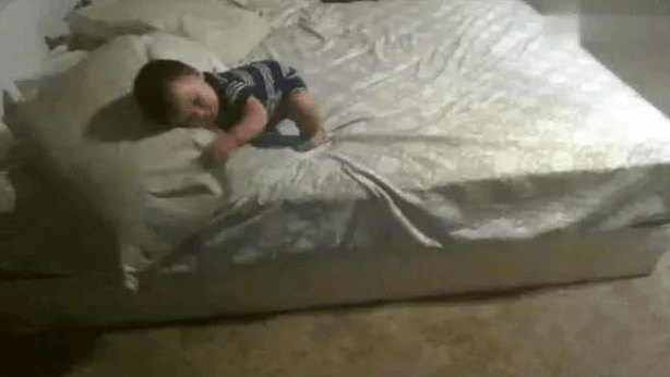2歲寶寶床上醒來發現邊上沒人，透過監控器媽媽看到不可思議一幕 親子 第3張