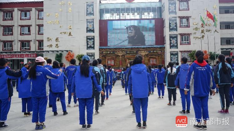 康定藏文中学学生正在跳课间操.