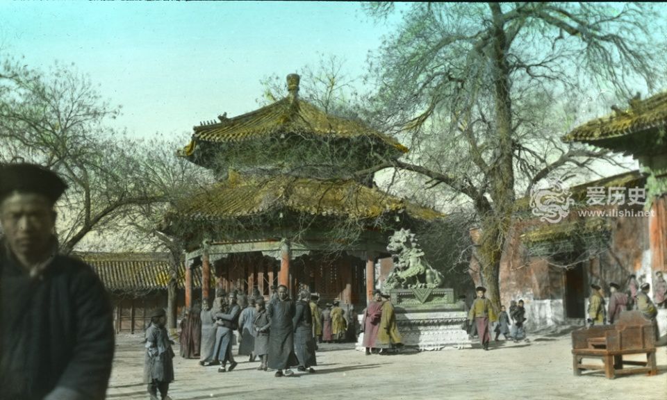 民国初年北京街头的上色照片人们走进了皇家园林