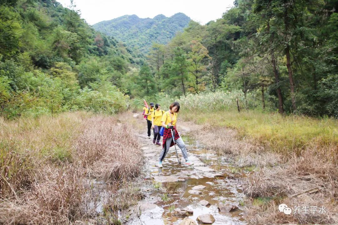 守护咱们的安全走过路过签个到这就是咱成绩单跋山涉水敢攀登挑战险峰