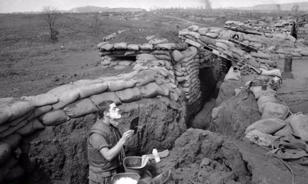 美军为何不爱挖战壕,散兵坑只及膝盖,而解放军战壕又大又深