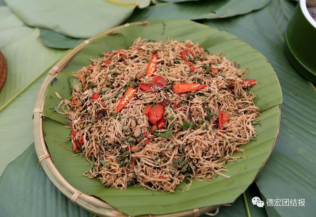 在景颇山寨,更是流传着这样一句食谚,可见舂菜在景颇族饮食中的重要性